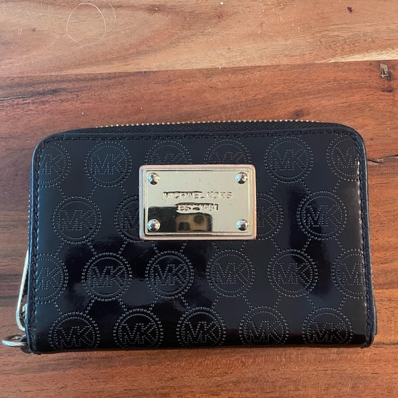 Michal Kors Zipper Wallet - Picture 1 of 7